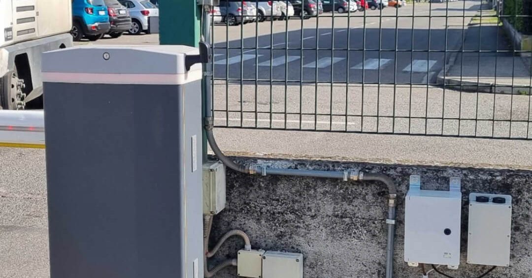 Schranke an der Einfahrt eines Parkplatzes mit installierter Steuereinheit 1Control ACCESS