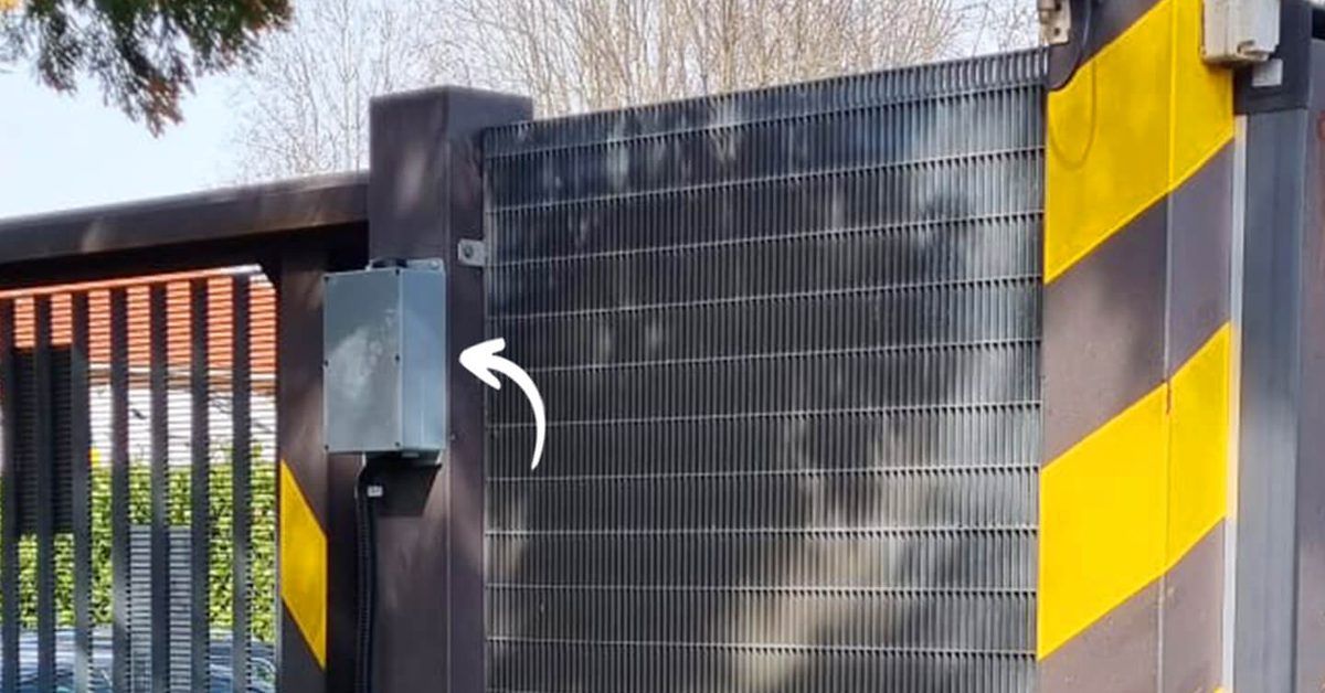 Boîtier 1Control ACCESS installé sur le pilier d'un portail existant, exemple de contrôle d'accès en rénovation