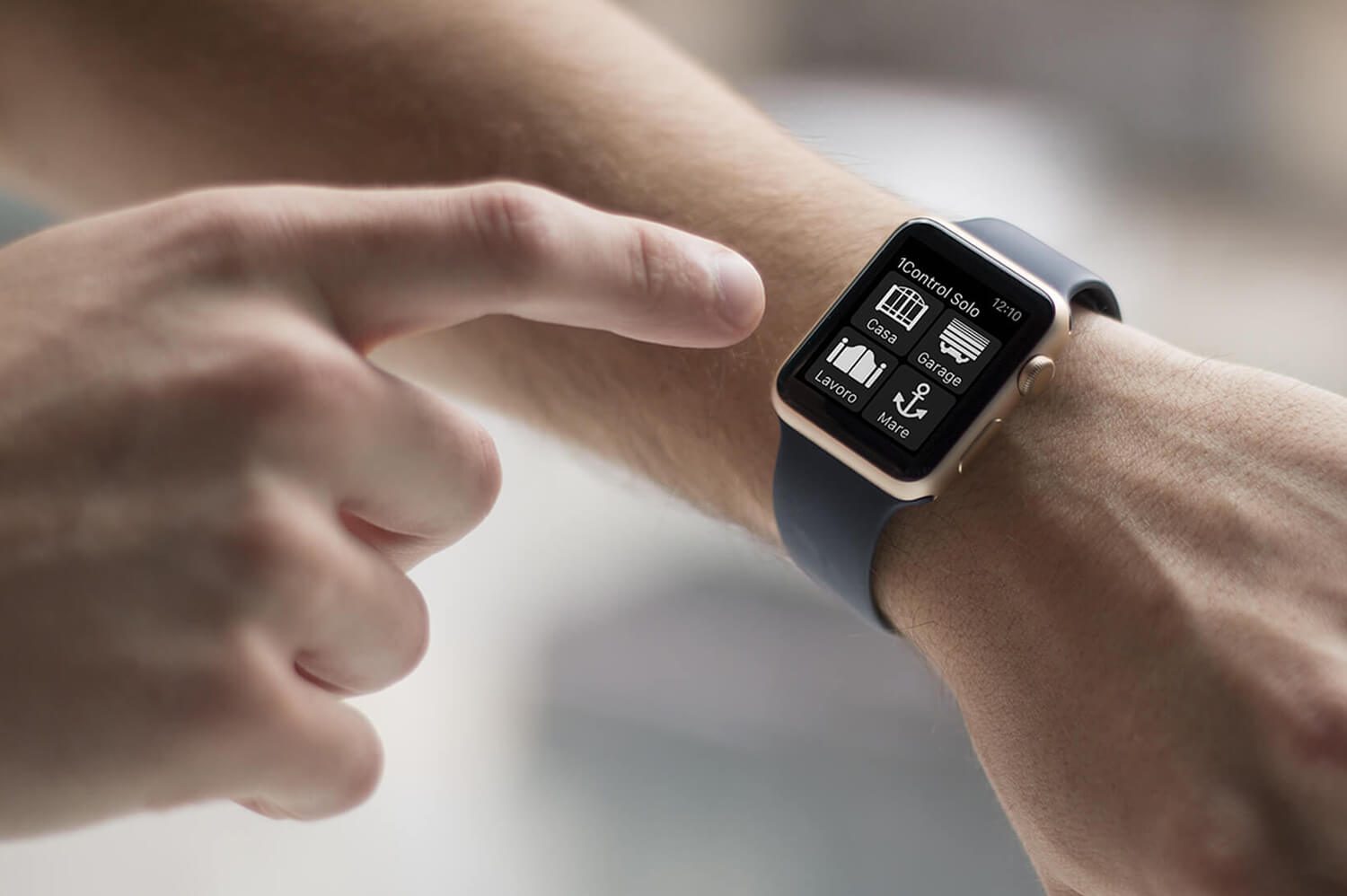 Apple Watch al polso con l'app 1Control aperta sui varchi Casa e Garage: aprire il cancello con lo smartwatch