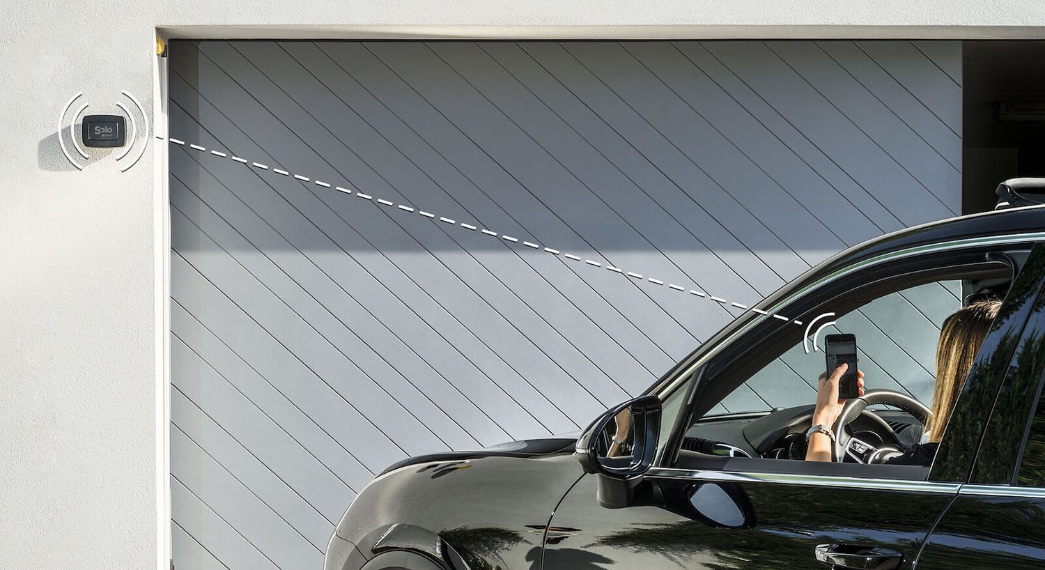 Auto davanti al garage: dallo smartphone il comando arriva via Bluetooth a 1Control SOLO montato accanto alla porta. Aprire garage e cancello con Siri