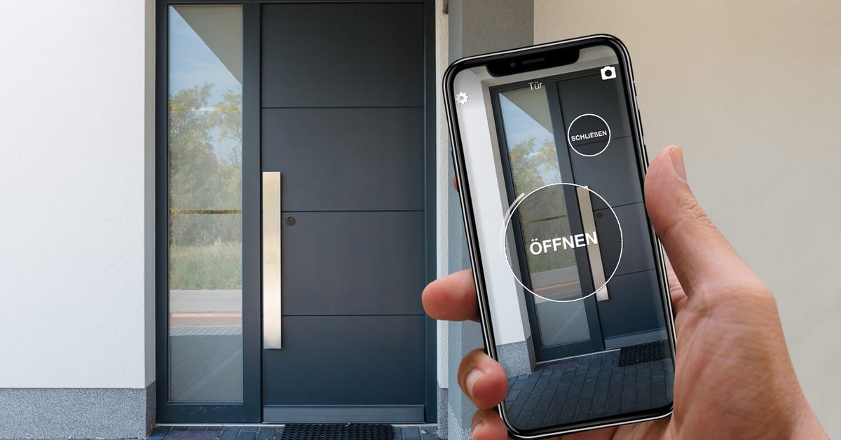 Ausgesperrte Person steht vor der Wohnungstür und sucht am Smartphone nach Hilfe