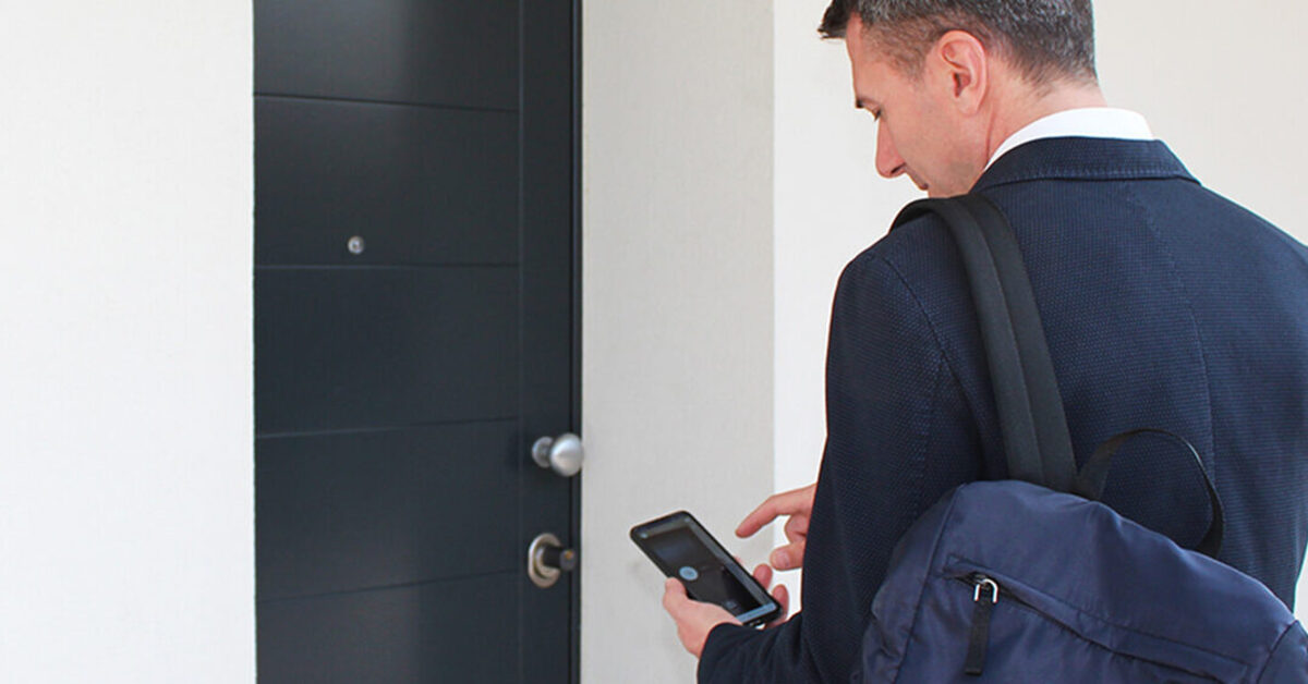 Domótica en un apartamento turístico: teclado PIN, cerradura inteligente y abrepuertas gestionados desde el móvil del anfitrión