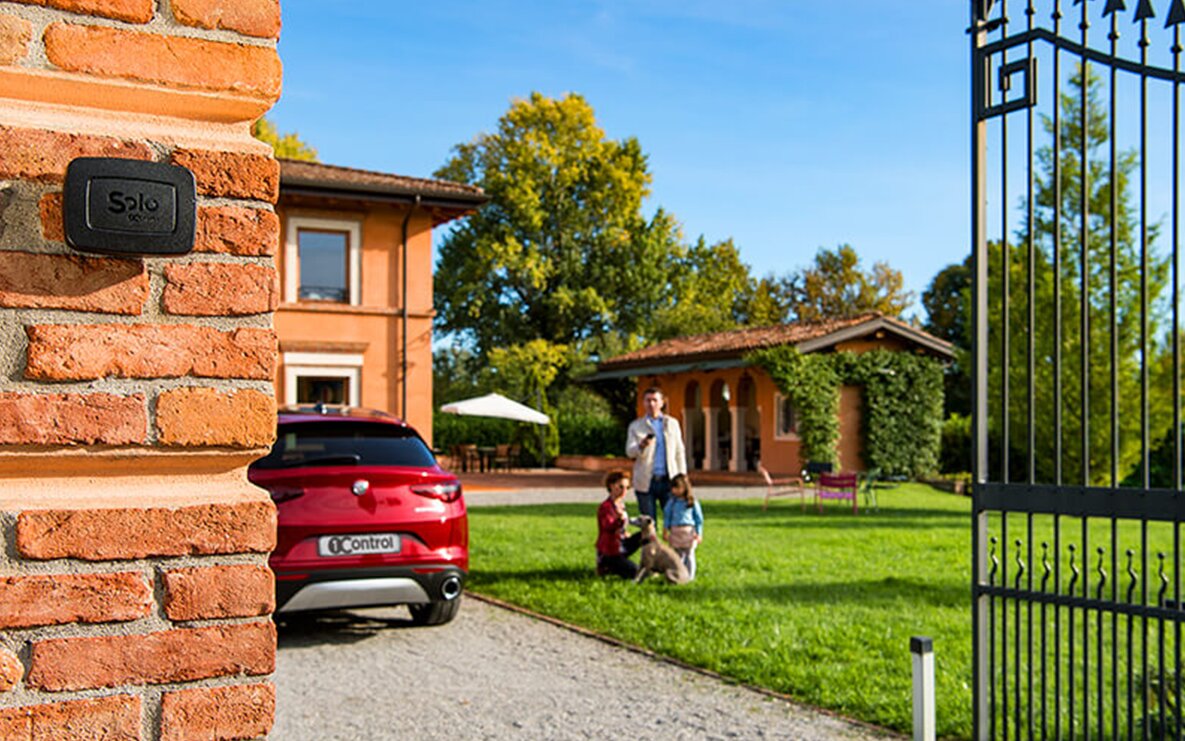 Domotique maison avec dispositifs 1Control pour portail, porte et accès connectés