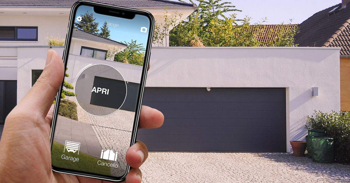 Porta basculante del garage aperta con lo smartphone tramite l'app 1Control e SOLO