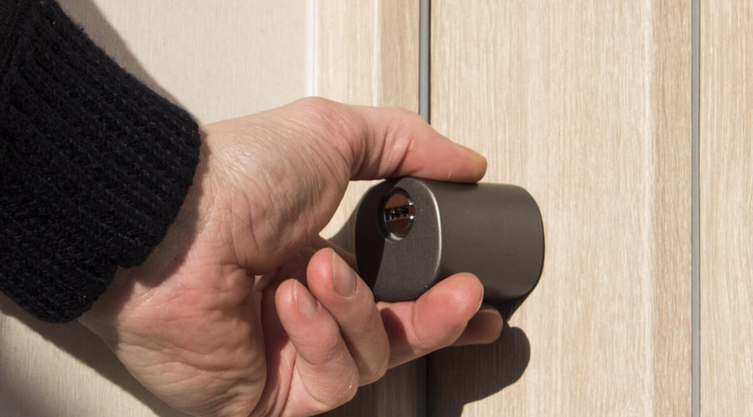 Remise des clés Airbnb : ouverture de la porte avec la serrure connectée 1Control DORY à la place des clés physiques