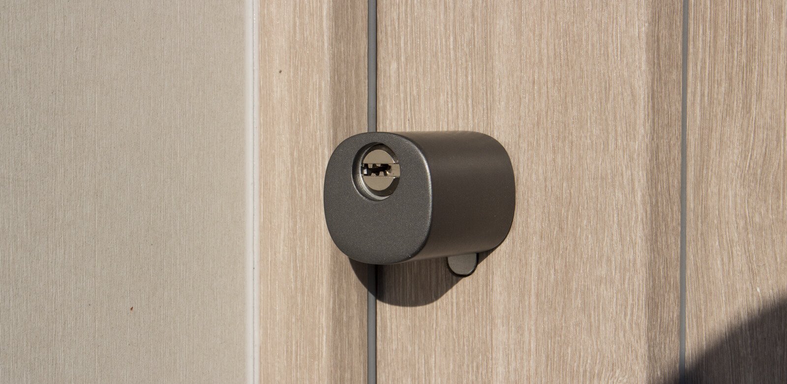 Serrure connect&eacute;e 1Control DORY int&eacute;gr&eacute;e sur porte blind&eacute;e avec cylindre europ&eacute;en et bouton &eacute;lectronique discret