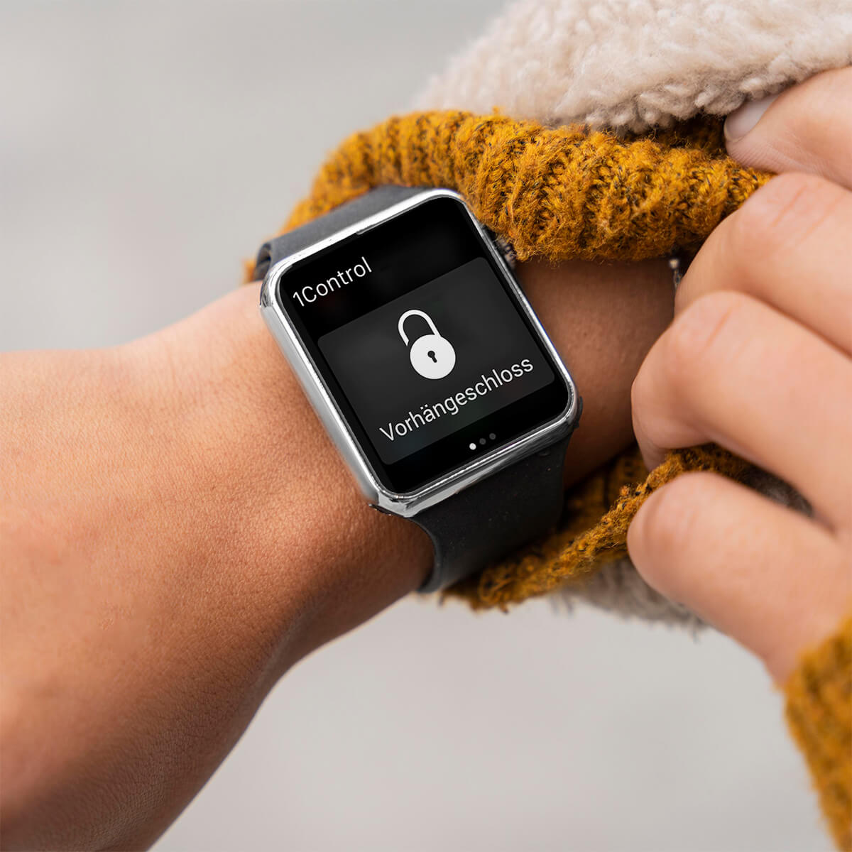 Smartes Vorh&auml;ngeschloss 1Control LOCO mit Smartwatch &ouml;ffnen