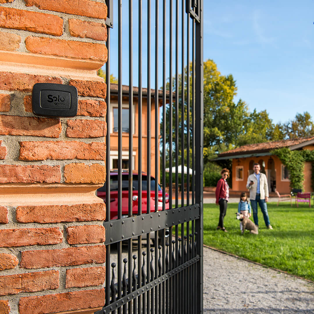 Dispositivo 1Control SOLO installato vicino alla centralina del cancello automatico, senza cavi