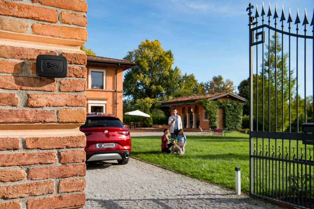 Domotique et maison intelligente à l'extérieur de la maison : contrôle d'entrée avec 1Control